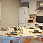Bright & Spacious By The Sea, Free Parking, 10min To Airport, 12min To Alesund דירה *