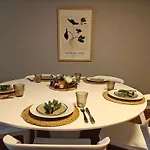 Bright & Spacious By The Sea, Free Parking, 10min To Airport, 12min To Alesund Apartment Ytterland