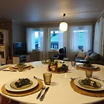 Bright & Spacious By The Sea, Free Parking, 10min To Airport, 12min To Alesund *