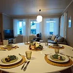 Bright & Spacious By The Sea, Free Parking, 10min To Airport, 12min To Alesund *