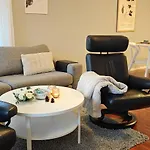 Bright & Spacious By The Sea, Free Parking, 10min To Airport, 12min To Alesund דירה