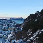 Bright & Spacious By The Sea, Free Parking, 10min To Airport, 12min To Alesund Apartment Ytterland