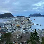 Apartment Bright & Spacious By The Sea, Free Parking, 10min To Airport, 12min To Alesund Ytterland