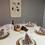 Bright & Spacious By The Sea, Free Parking, 10min To Airport, 12min To Alesund Apartment Ytterland