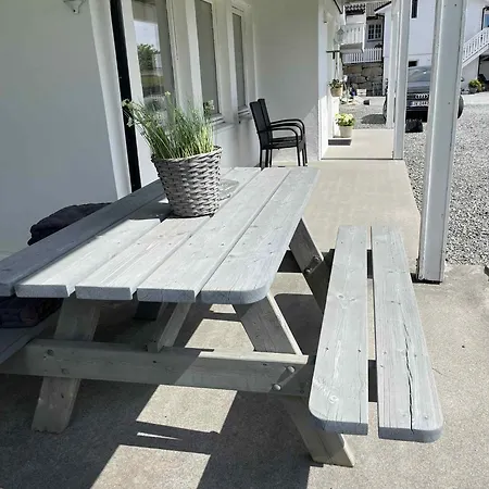 Bright & Spacious By The Sea, Free Parking, 10min To Airport, 12min To Alesund *