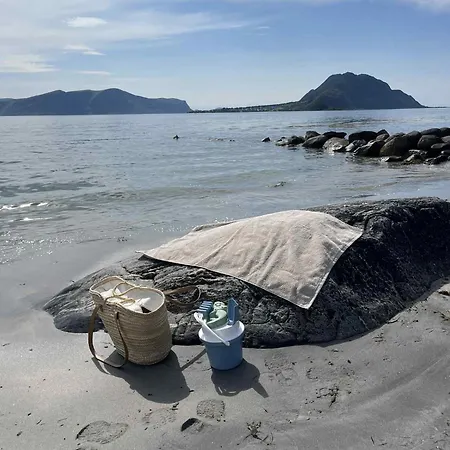 Bright & Spacious By The Sea, Free Parking, 10min To Airport, 12min To Alesund Ytterland