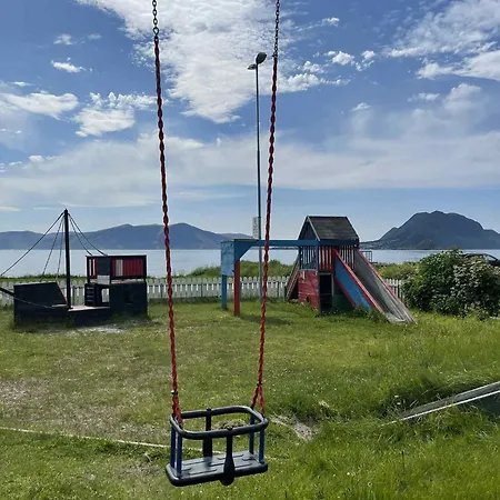 Bright & Spacious By The Sea, Free Parking, 10min To Airport, 12min To Alesund Apartamento Ytterland