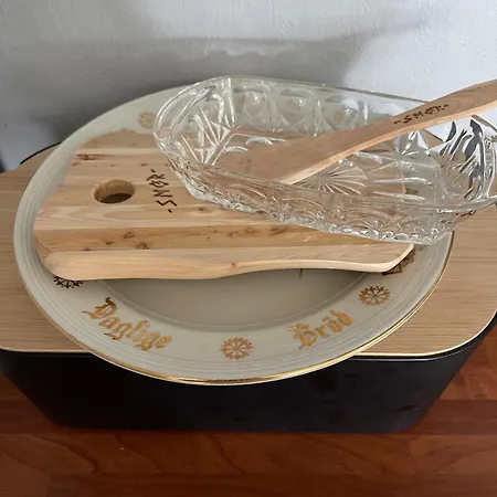 Bright & Spacious By The Sea, Free Parking, 10min To Airport, 12min To Alesund Lejlighed Ytterland
