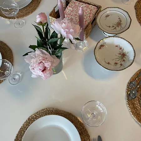 Bright & Spacious By The Sea, Free Parking, 10min To Airport, 12min To Alesund Leilighet *