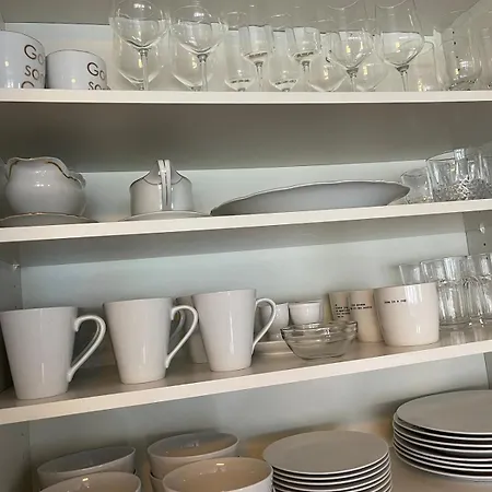 Bright & Spacious By The Sea, Free Parking, 10min To Airport, 12min To Alesund Leilighet *