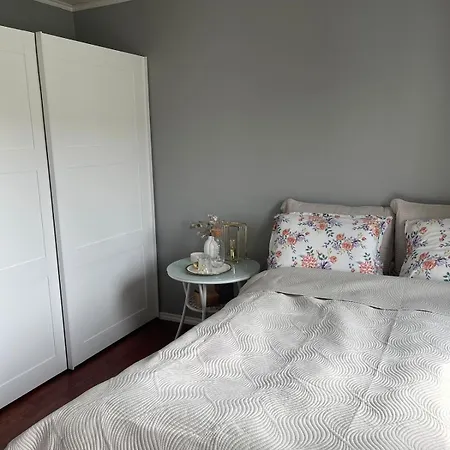 Apartment Centrally Located On Valderoya With Free Baby Bed And Parking 10min To Airport And 12min To Alesund Ytterland