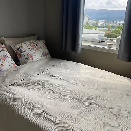Centrally Located On Valderoya With Free Baby Bed And Parking 10min To Airport And 12min To Alesund Apartment Ytterland