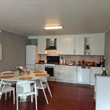 Bright & Spacious By The Sea, Free Parking, 10min To Airport, 12min To Alesund Leilighet Ytterland