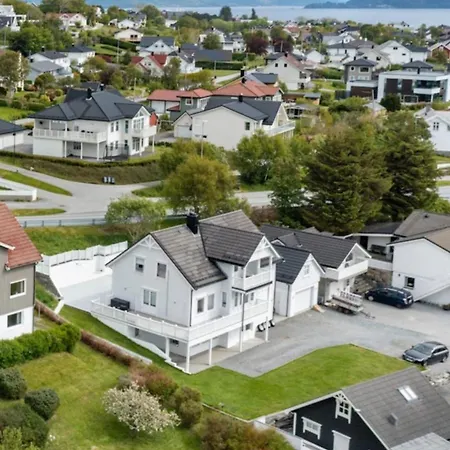 Apartment Centrally Located On Valderoya With Free Baby Bed And Parking 10min To Airport And 12min To Alesund