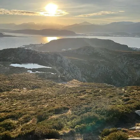 Bright & Spacious By The Sea, Free Parking, 10min To Airport, 12min To Alesund Leilighet *