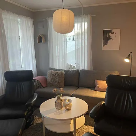 Bright & Spacious By The Sea, Free Parking, 10min To Airport, 12min To Alesund Leilighet Ytterland