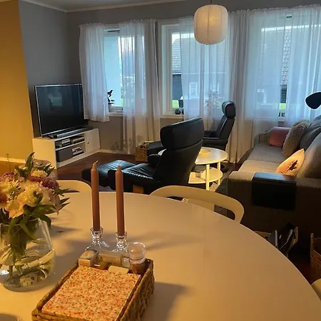 Bright & Spacious By The Sea, Free Parking, 10min To Airport, 12min To Alesund