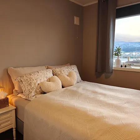 Bright & Spacious By The Sea, Free Parking, 10min To Airport, 12min To Alesund * Ytterland