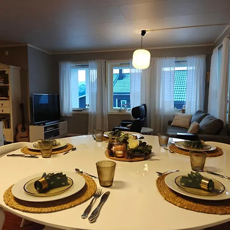 Bright & Spacious By The Sea, Free Parking, 10min To Airport, 12min To Alesund *