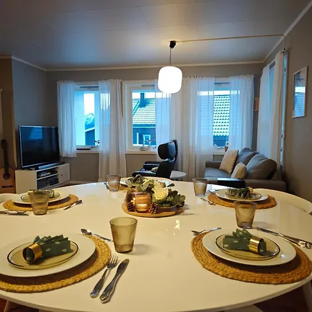 Bright & Spacious By The Sea, Free Parking, 10min To Airport, 12min To Alesund *