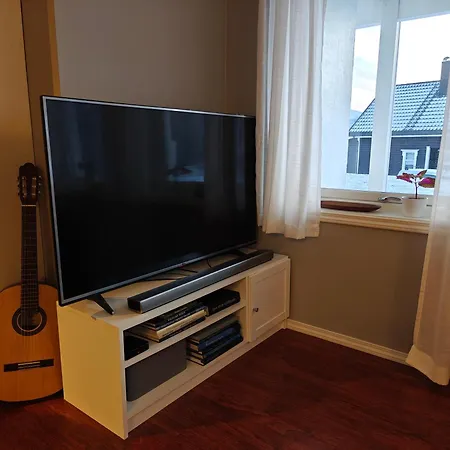 Bright & Spacious By The Sea, Free Parking, 10min To Airport, 12min To Alesund Ytterland