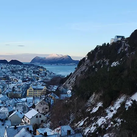 Bright & Spacious By The Sea, Free Parking, 10min To Airport, 12min To Alesund Apartamento Ytterland