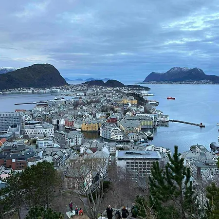 Apartamento Bright & Spacious By The Sea, Free Parking, 10min To Airport, 12min To Alesund Ytterland