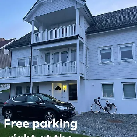 Bright & Spacious By The Sea, Free Parking, 10min To Airport, 12min To Alesund *