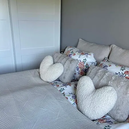 Lejlighed Bright & Spacious By The Sea, Free Parking, 10min To Airport, 12min To Alesund Ytterland