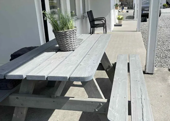 Bright & Spacious By The Sea, Free Parking, 10min To Airport, 12min To Alesund *