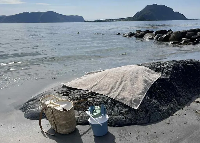 Bright & Spacious By The Sea, Free Parking, 10min To Airport, 12min To Alesund Ytterland