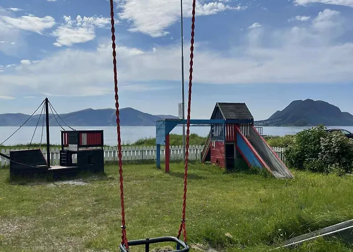 Bright & Spacious By The Sea, Free Parking, 10min To Airport, 12min To Alesund شقة Ytterland