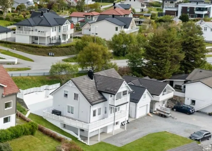 شقة Bright & Spacious By The Sea, Free Parking, 10min To Airport, 12min To Alesund