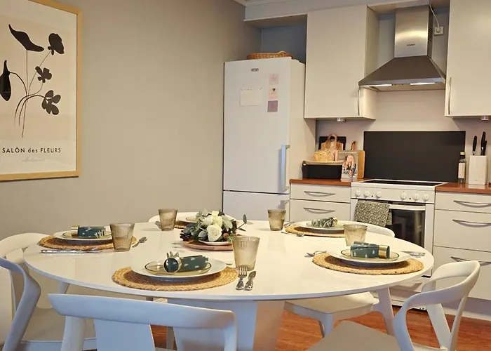 Bright & Spacious By The Sea, Free Parking, 10min To Airport, 12min To Alesund Apartmán *