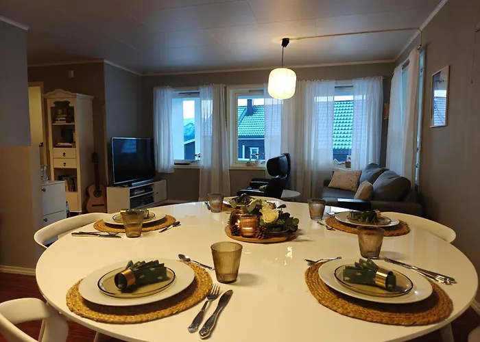 Bright & Spacious By The Sea, Free Parking, 10min To Airport, 12min To Alesund *