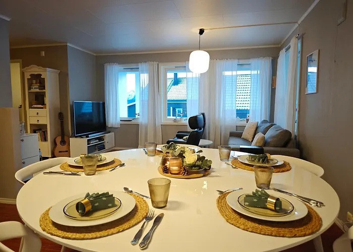 Bright & Spacious By The Sea, Free Parking, 10min To Airport, 12min To Alesund Appartement *