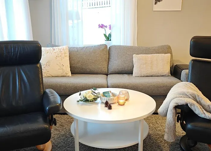 Bright & Spacious By The Sea, Free Parking, 10min To Airport, 12min To Alesund *