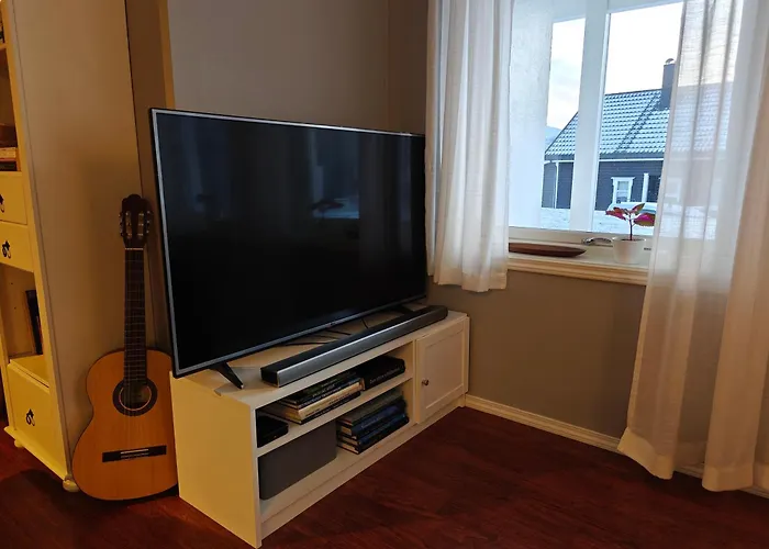 Bright & Spacious By The Sea, Free Parking, 10min To Airport, 12min To Alesund Ytterland