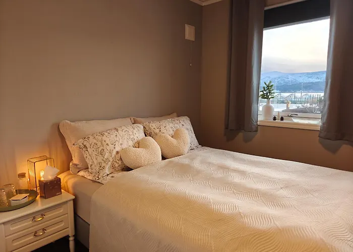 Bright & Spacious By The Sea, Free Parking, 10min To Airport, 12min To Alesund * Ytterland