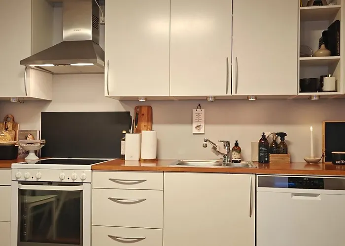 Bright & Spacious By The Sea, Free Parking, 10min To Airport, 12min To Alesund * Ytterland