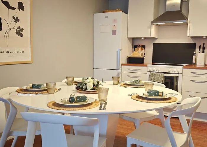 Bright & Spacious By The Sea, Free Parking, 10min To Airport, 12min To Alesund * Ytterland