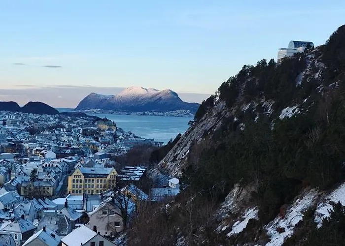 Bright & Spacious By The Sea, Free Parking, 10min To Airport, 12min To Alesund 公寓 Ytterland